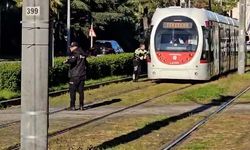 Samsun'da takla atıp tramvay yoluna devrilen otomobilin sürücüsü yaralandı