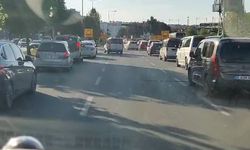 Sürücülerin fermuar yöntemiyle ambulansa yol verme anı kamerada