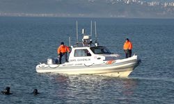 Tekneyle kaybolan amatör balıkçılar aranıyor, yakınları umutlu bekleyişlerini sürdürüyor