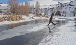 Kısmen donan nehirde buz kütlesini 'sal' gibi kullandı