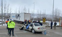 Tokat'ta otomobil, TIR'a çarptı; 1 ölü, 2 yaralı