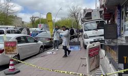 İstanbul - Sultangazi’de tabela takmak için çıktığı aracın üzerinden düşen kişi hayatını kaybetti