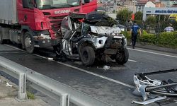 2 TIR'ın arasında sıkışan kamyonetteki 3 kişi yaralandı