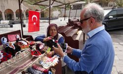 42 yıldır sattığı bez bebekler için 5 dil öğrendi