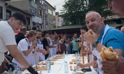 5 dakikada 11 metrelik böreği yedi, 10 gram altın kazandı
