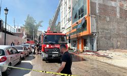 Adana'da yastık imalathanesinde yangın; 3'üncü katın penceresinden atlayan 2 işçi yaralandı