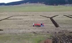 Ardahanlı çiftçi, traktörüyle tarlasına 'Aile Yılı' yazdı