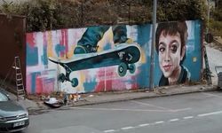 Azerbaycanlı ressam, öldürülen Minguzzi'nin portresini ve kaykayını duvara resmetti