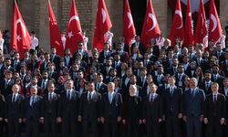 Bakan Bak, gençler ve sporcularla birlikte Anıtkabir'i ziyaret etti