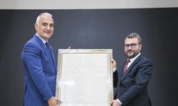 Bakan Ersoy: Sezai Karakoç'un hayatında bir hazine saklıdır