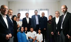 Bakan Kurum, Hatay'da evlerinin yapımı tamamlanan depremzede aileye misafir oldu