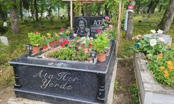 Balıkesir'de bir yıl önce bıcaklanarak öldürülen kurye, mezarı başında anıldı; Törene Mattia Ahmet Minguzzi’nin annesi de katıldı