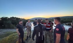 Batman Çayında mahsur kalan 25 kişi kepçeyle kurtarıldı