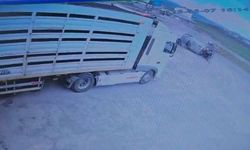 Bingöl'de otomobil ile kamyonetin çarpıştığı kaza kamerada: 7 yaralı (2)