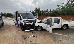 Bursa'da kamyonet ile yolcu minibüsü çarpıştı: 1 ölü, 2 yaralı