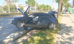 Bursa'da otomobil aydınlatma direğine çarptı: 1'i ağır, 2 yaralı