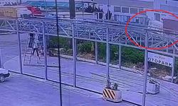 Bursa'da park halindeki araçlara çarpan kamyonetteki 2 kişi öldü; kaza kamerada