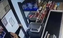 Çalıştığı zincir markettemesai arkadaşı tarafından darbedildi, o anlar kamerada