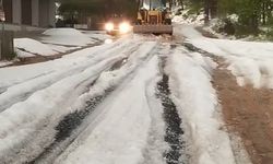 Çamlıyayla'da dolu; yollar kapandı
