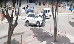 Cip ile motosikletin çarptığı kaza kamerada; 2 yaralı