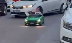 Çocuğun kullandığı akülü araca otomobilin çarptığı kaza kamerada