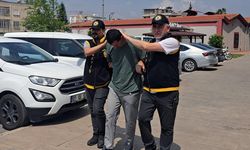 Davetli gibi gittiği 2 düğünde gelin ve damada su ikram etti; takı töreninde paraları çaldı
