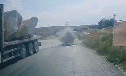 Denizli- Otomobil sürücüsü, yola düşen mermer bloktan son anda kurtuldu; o anlar kamerada /Video eklendi