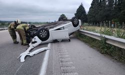 Devrilen kamyondan dökülen tomruklara çarpan otomobil takla attı