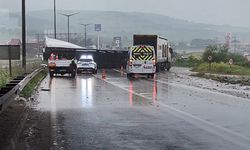 Devrilen TIR'ın dorsesinde yüklü içki kutuları yola saçıldı