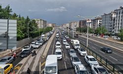 Diyarbakır’da sağanak; yollar suyla doldu, kırılan ağaç dalları araçların üzerine düştü