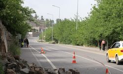 Diyarbakır’da yol kenarındaki istinat duvarında kısmi çökme