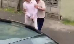 Egzoz sesinden rahatsız olup tabanca ve balyozla dışarı çıkan 2 kişiyi komşuları sakinleştirdi