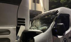 Ehliyetsiz sürücünün kullandığı kamyonet, otobüse çarptı: 3 yaralı