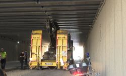 Elazığ'da iş makinesi yüklü TIR, alt geçitte sıkıştı