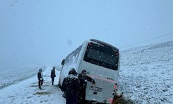 Erzurum’a mayıs ortasında kar yağdı, Trabzonspor taraftarlarını taşıyan otobüs yoldan çıktı (3)
