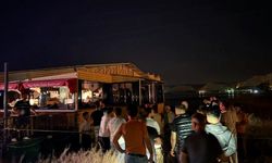 Fırat Nehri'nde duba restoranın halatının kopması paniğe neden oldu