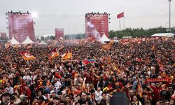 Galatasaray 25’inci şampiyonluk kupasını görkemli törenle kaldırdı
