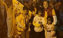 Galatasaraylı taraftarlar Osimhen maskeleri ile şampiyonluğu kutladı