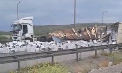 Gaziantep’te çikolata yüklü TIR’ın dorsesi devrildi