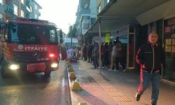 Gölcük’te apartmanda çıkan yangında anne ve oğlu dumandan etkilendi