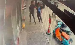 Hafif ticari araç bisikletliye çarpıp kaldırıma çıktı; yayalar son anda kurtuldu