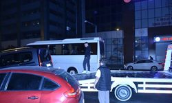 Hafif ticari araç, park halindeki 3 otomobile çarptı: 2 yaralı