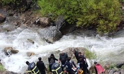 Hakkari'de minibüs dereye devrildi; 2 ölü, 3 yaralı/Ek fotoğraflar
