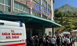 Hakkari'de servis minibüsü takla attı; 13'ü öğrenci 14 yaralı