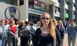 Hayvanseverlerden, belediye önünde 'ölü köpek' ile eylem