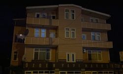 Husumetlisi ile yanındaki eşi ve oğlunu tabancayla yaraladı; motosikletle kaçtı