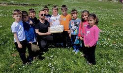 İlkokul öğrencileri yaylada rengarenk çiçekler arasında kitap okudu