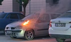 İnegöl Devlet Hastanesi otoparkında araç yangını: İlk müdahaleyi polis ve sağlık görevlileri yaptı