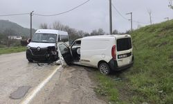 İşçi servisi ile hafif ticari araç kafa kafaya çarpıştı: 13 yaralı