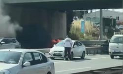 İstanbul - Ataşehir'de seyir halindeki otomobil alev alev yandı